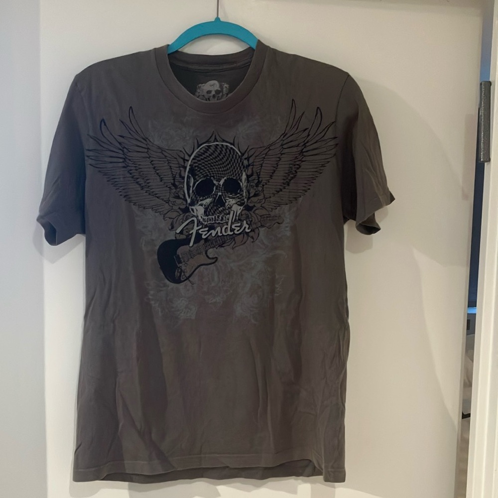 Gray MEN’S Short Sleeve Tee with Skull Graphic. Size M